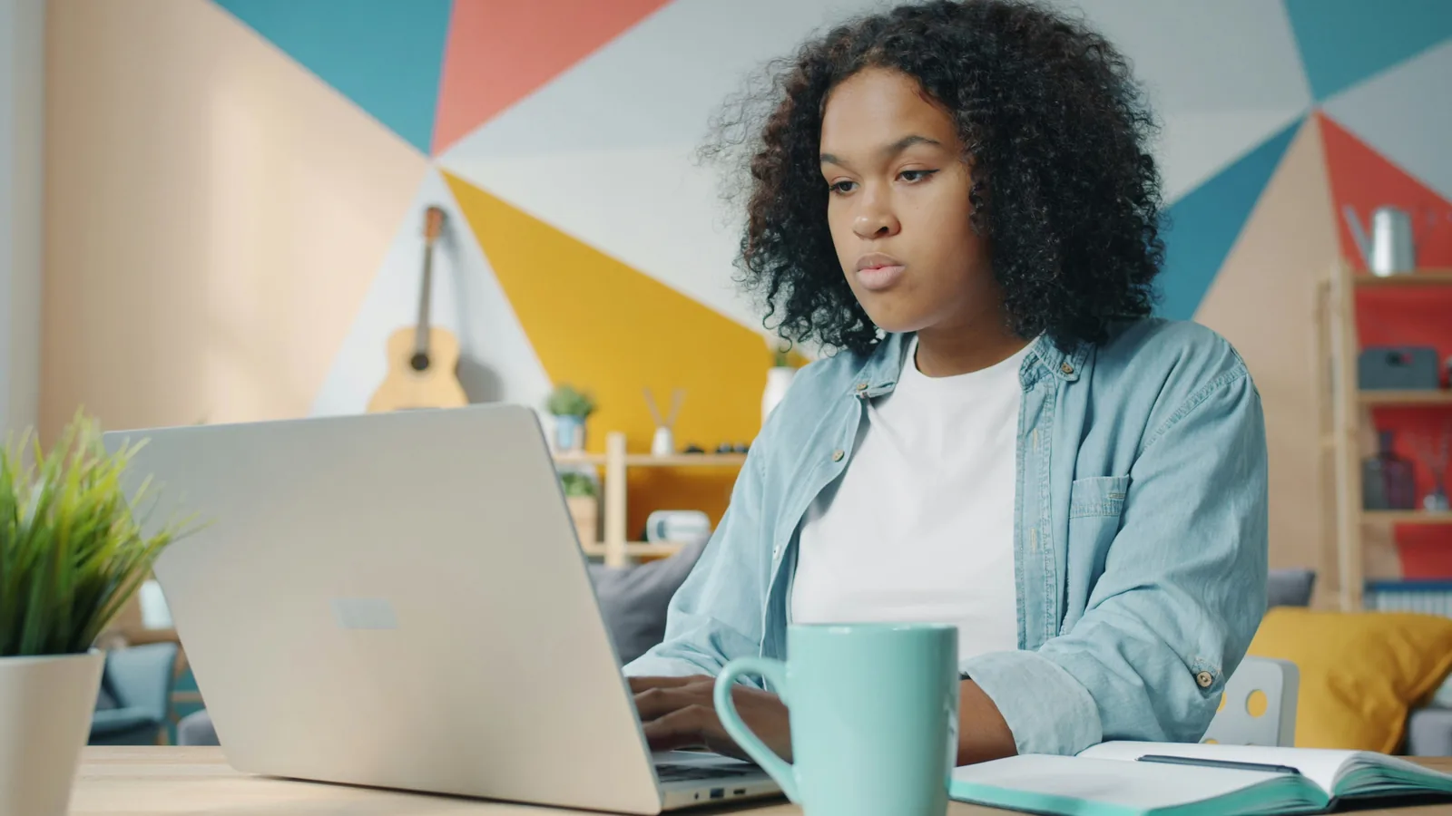 Learner working on an online AI lesson